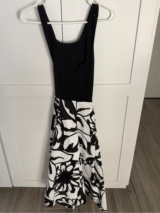 White House Black Market Dresses & Skirts - White House Black Market Black & White Floral A-Line Dress size 4